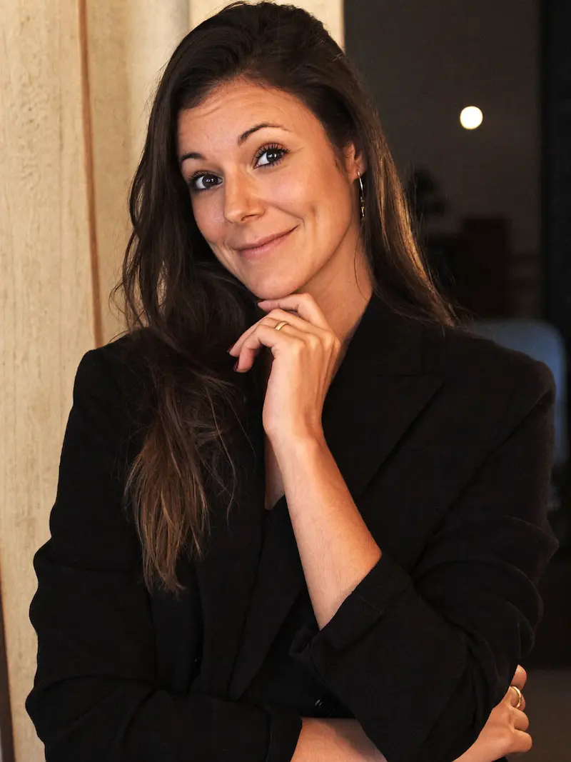 julie-anne-nicolau-seo-finance-ex-banquiere-privee Julie-Anne Nicolau, consultante SEO finance et ex-banquière privée.