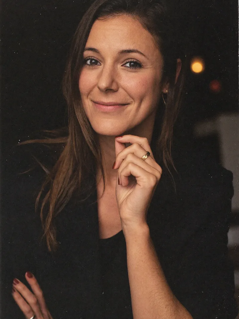 Julie-Anne Nicolau, consultante SEO finance, accompagne les acteurs financiers dans leur stratégie SEO sur six mois.